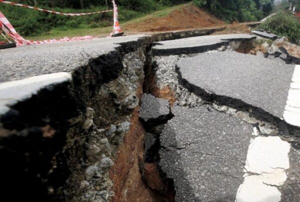 johor-flood:-more-than-50-roads-damaged-in-eight-districts-–-exco