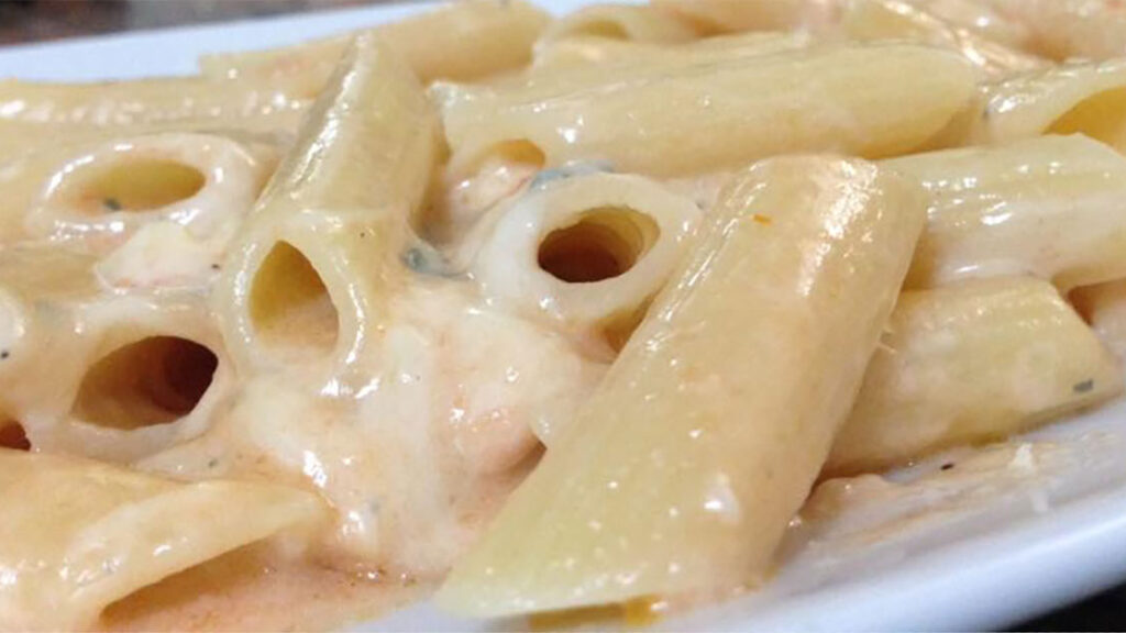 penne-alla-fonduta-di-bruno-barbieri,-il-suo-trucco-della-“tazzina”-per-farli-super-cremosi,-da-leccarsi-i-baffi