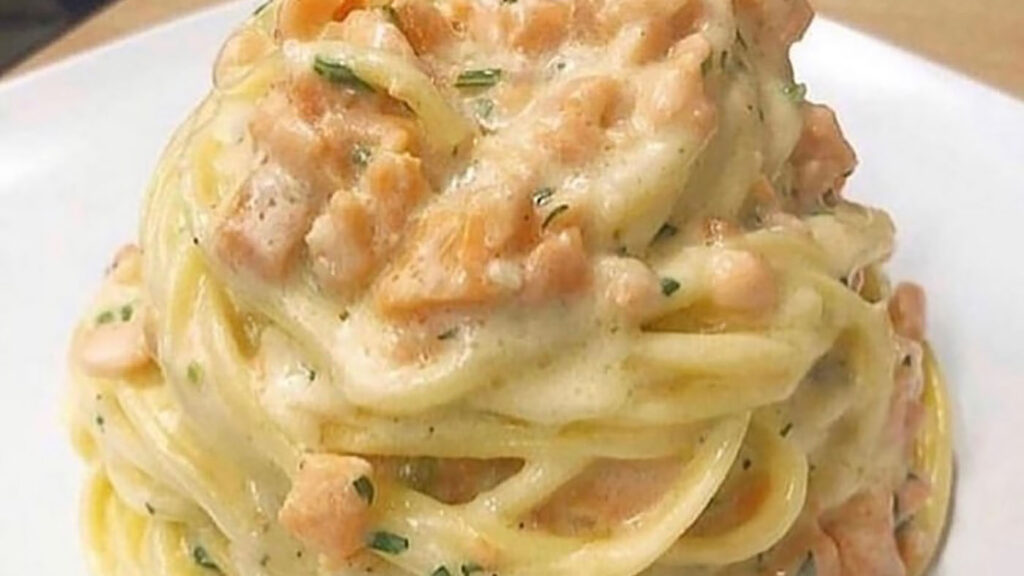 spaghetti-alla-annalisa,-la-carbonara-del-nord-con-salmone-e-uova-super-cremosa.-il-trucco?-tutto-a-fiamma-spenta