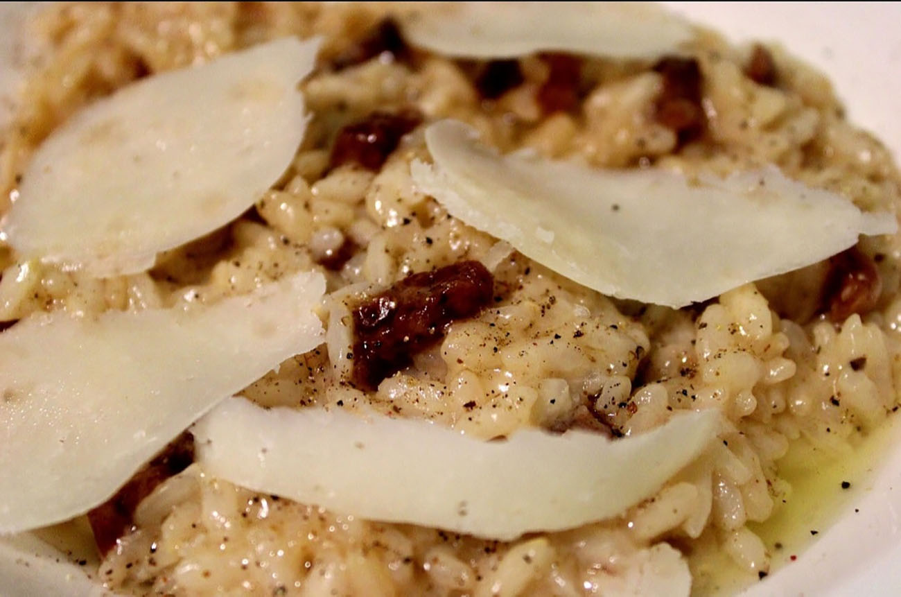 risotto-alla-gricia,-molto-piu-buono-della-pasta.-cosi-cremoso-e-saporito-con-il-trucco-dei-3-cucchiai