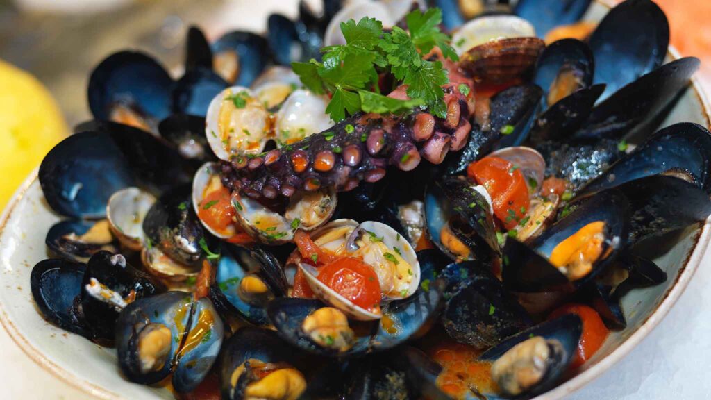 zuppa-di-cozze-della-figlia-do’-marenaro:-la-ricetta-originale-antica-di-un-secolo.-a-napoli-si-mangia-ogni-giovedi-santo