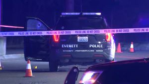 everett-officer-shot-in-head-after-robbery,-1-suspect-killed,-3-others-at-large