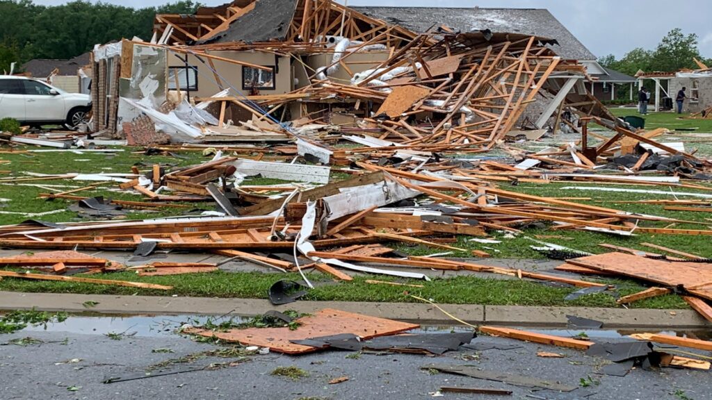 at-least-23-killed-in-mississippi-tornado,-storms