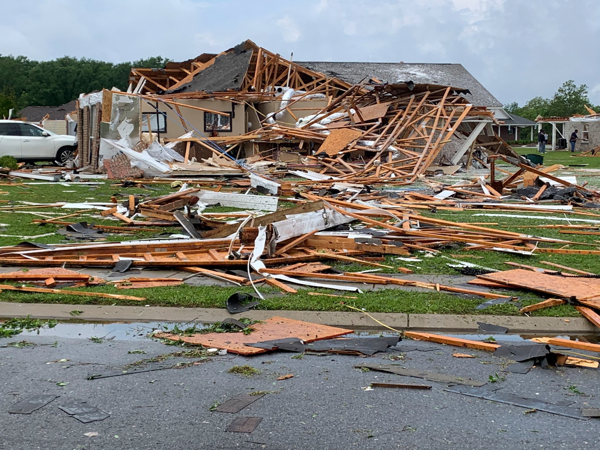 at-least-23-killed-in-mississippi-tornado,-storms