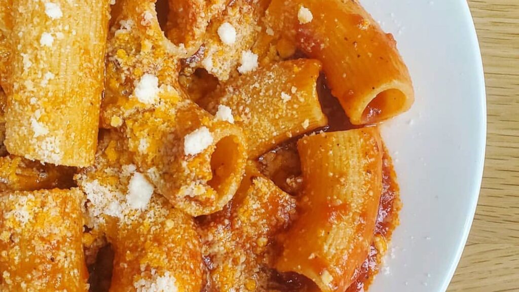 pasta-all’amatriciana-napoletana-di-marisa-laurito,-piu-buona-della-classica:-“cosa-aggiungo-al-nel-sughetto,-solo-50-g”