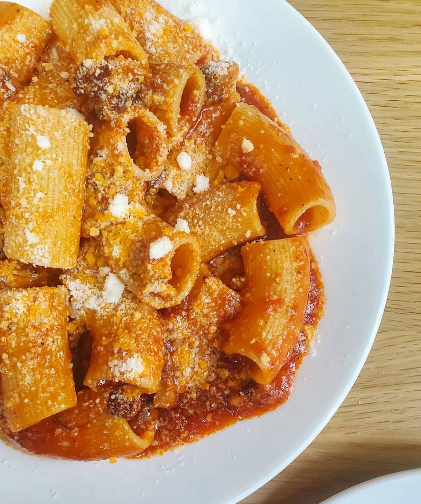 pasta-all’amatriciana-napoletana-di-marisa-laurito,-piu-buona-della-classica:-“cosa-aggiungo-al-nel-sughetto,-solo-50-g”