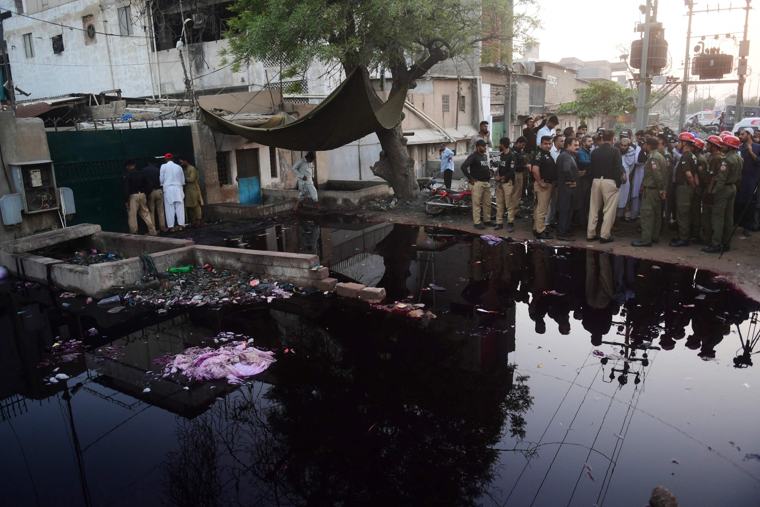 pakistan:-11-killed-in-stampede-during-free-food-distribution-in-karachi-city
