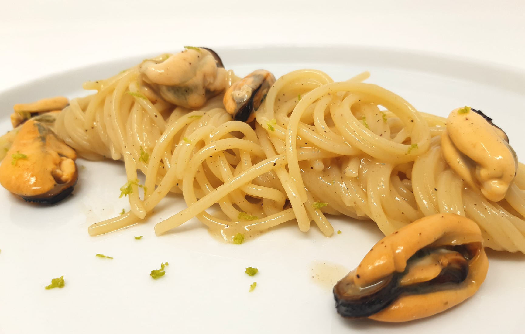 spaghetti-all’impepata-di-cozze,-al-posto-della-zuppa.-l’antica-ricetta-napoletana-piu-buona-e-cremosa-delle-vongole